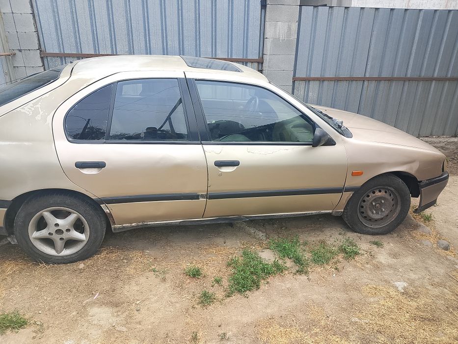 Машина Ниссан примера