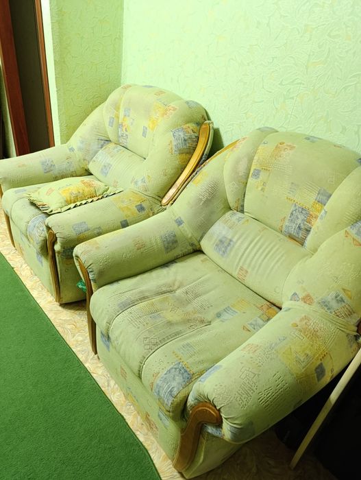 Угловой диван и два кресла