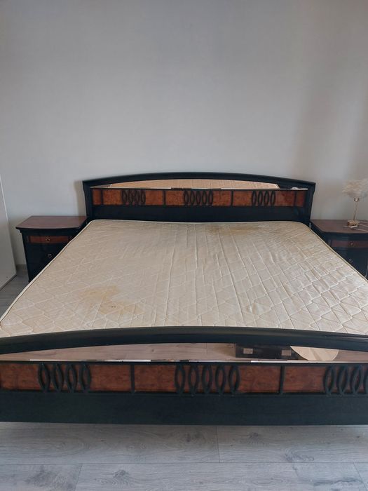 Pat matrimonial lemn masiv lacuit 200x200