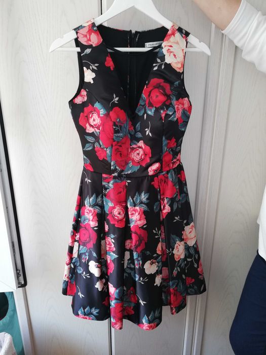 Rochie midi clos neagra cu flori rosii