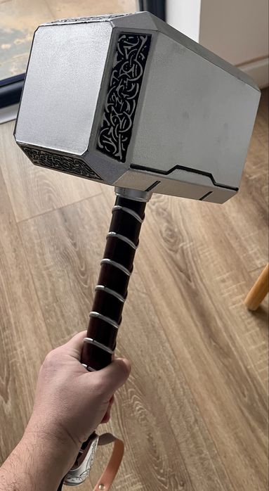 Vând ciocanul lui Thor (Mjolnir)