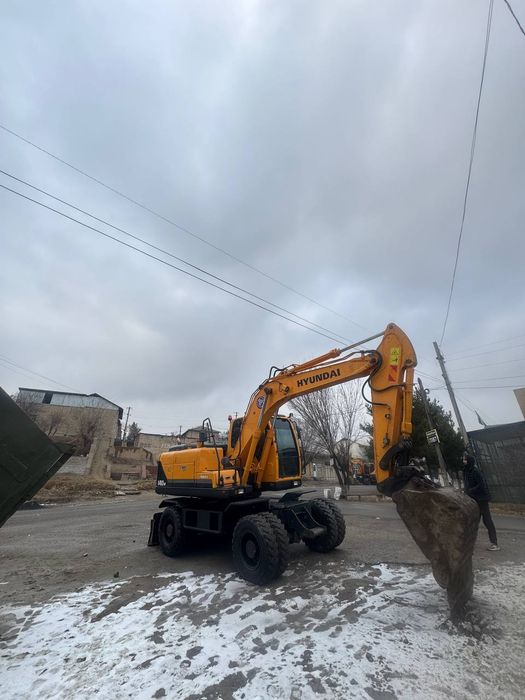 Hyundai 140 Sotiladi