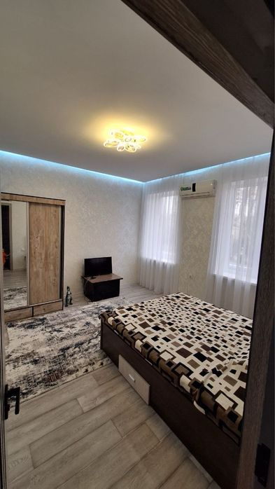 1 комнатная с мебелью и техникой в центре Чирчика