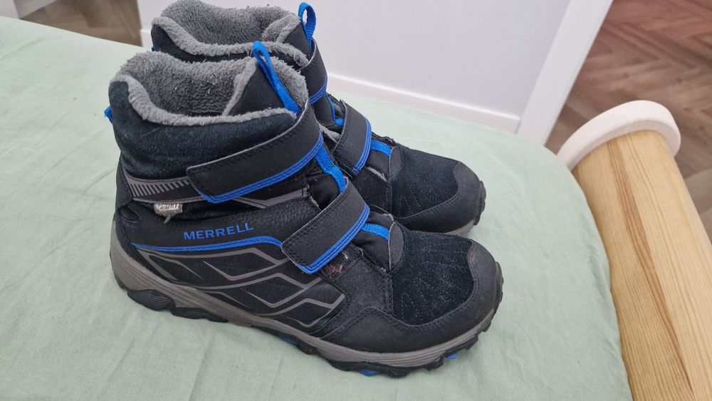 Спортивные весенние кроссовки