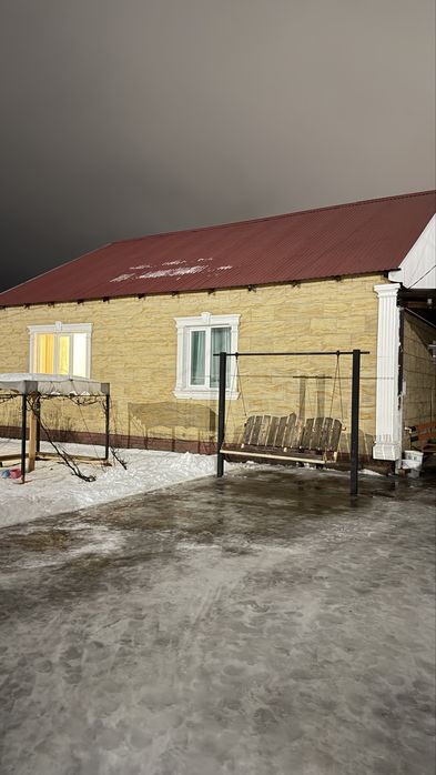 Продается дом газоблок , с гаражом .