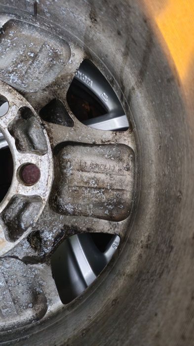 Vând 4 jante originale Toyota + 1 jantă rezervă din aliaj