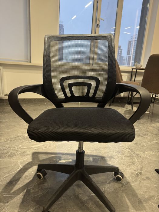 Продам офисный стол и стулья