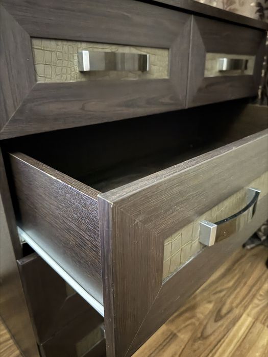 Продам тумбу под  телевизор