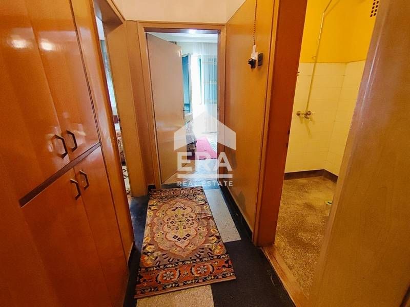 Тристаен тухлен апартамент за продажба, с отделна кухня, в жк Чайка, В