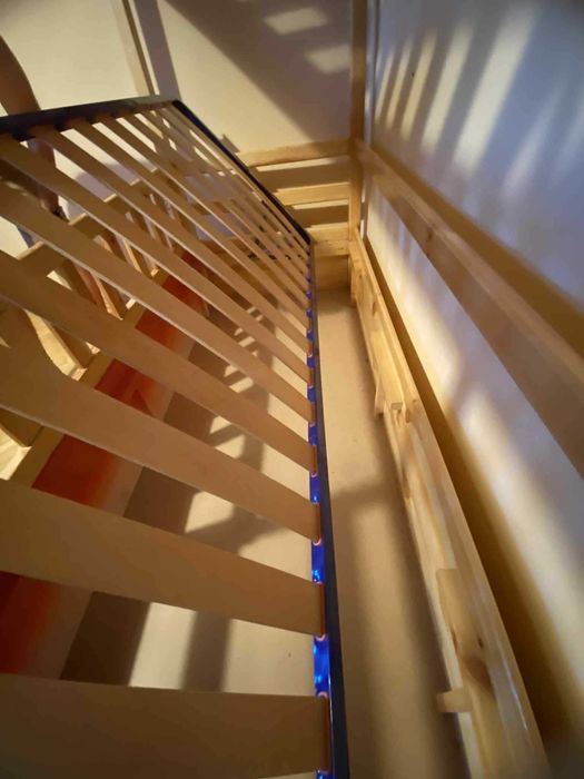 Използвано двуетажно детско легло -масивно дърво и 2 матрака 82х190см.