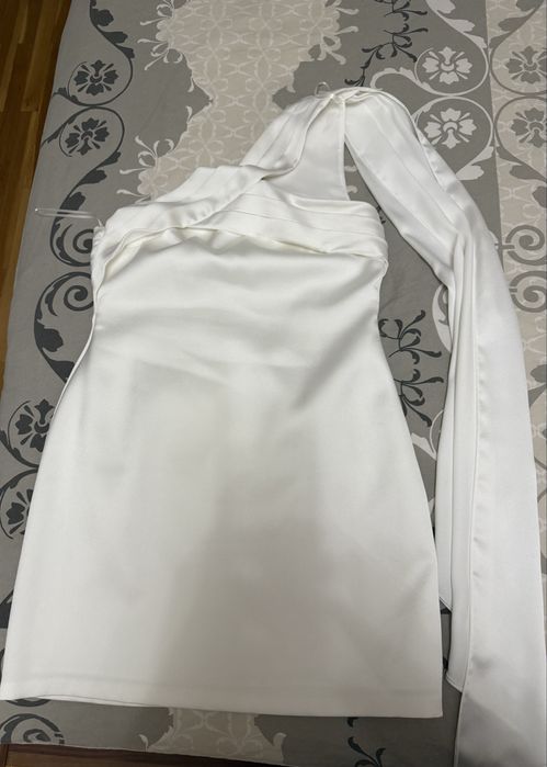 Елегантна рокля с едно рамо