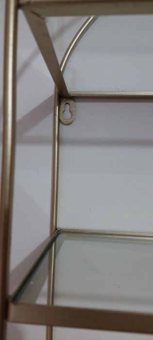 Etajera metalica cu rafturi din sticlă.