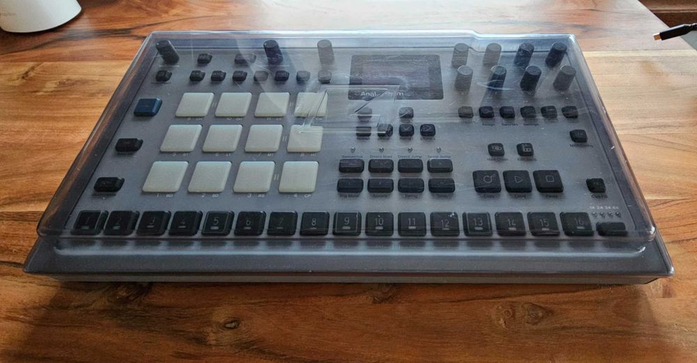 Електронни инстументи Elektron и Novation, ефект педали, Maschine