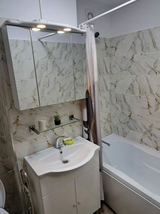 Proprietar  Închiriez apartament cu 4 camere ultra central 450€€