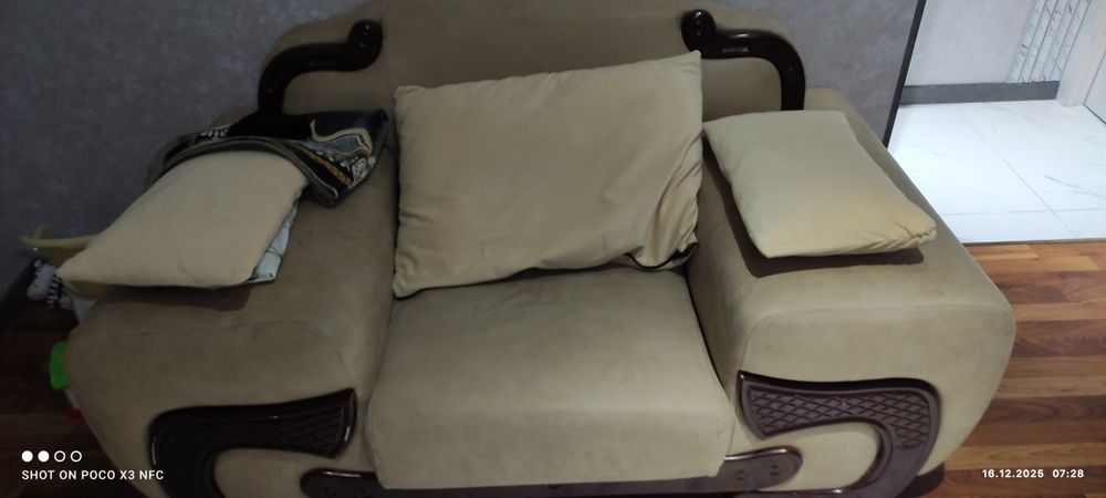 Продается комплект мягкой мебели (диван 3-ка)