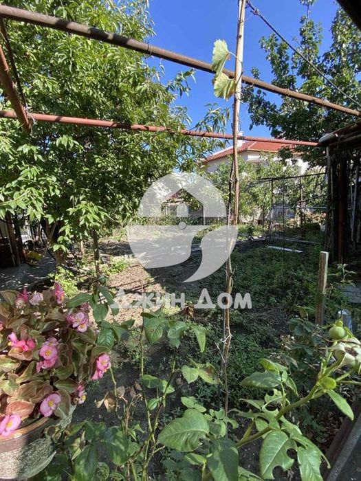 Двуетажна къща с двор в гр. Айтос