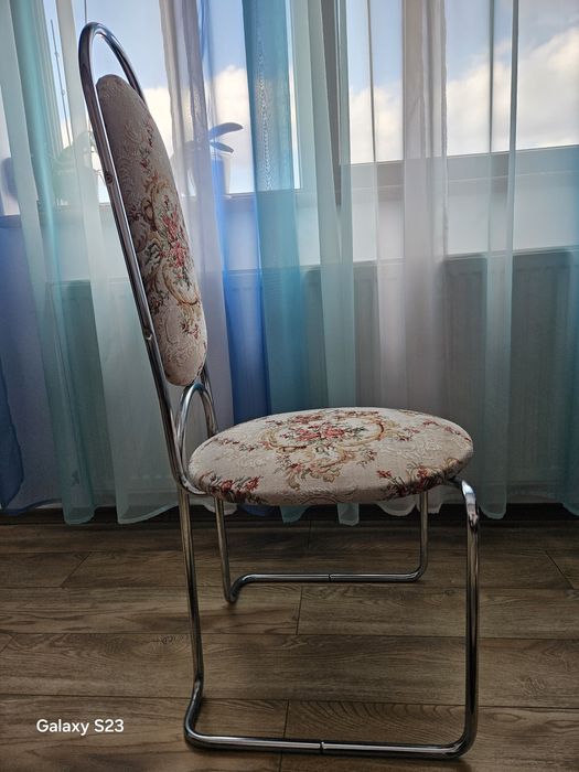 Vând 4 scaune plus masa extensibila lemn masiv