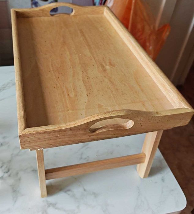 Деревянный столик для завтрака