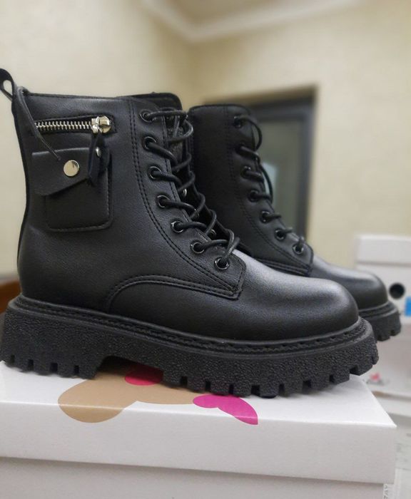 Продам женские ботинки