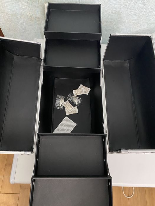 Серебристый кейс для косметики