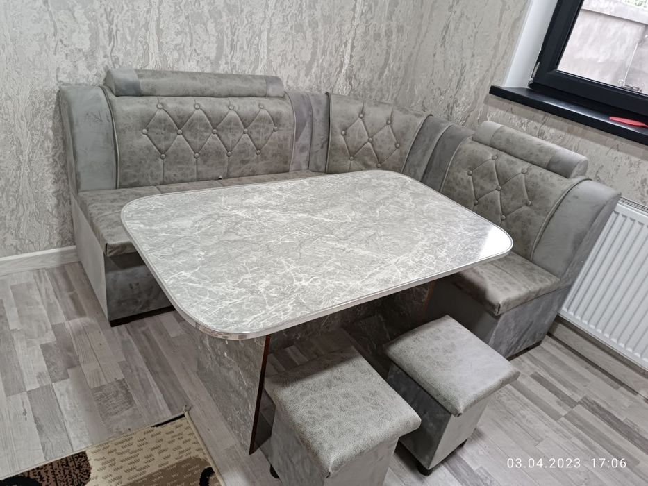 Угалок + Стол + 2 Пуфиги б/ н.