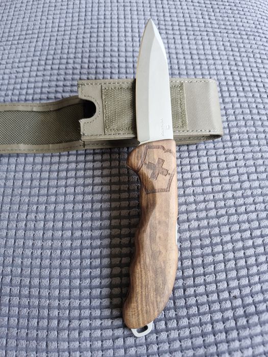 Briceag elvețian Victorinox Hunter Pro wood cu teacă