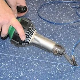 Аренда сварка стыков линолеума с помощью строительного фена Линолеум