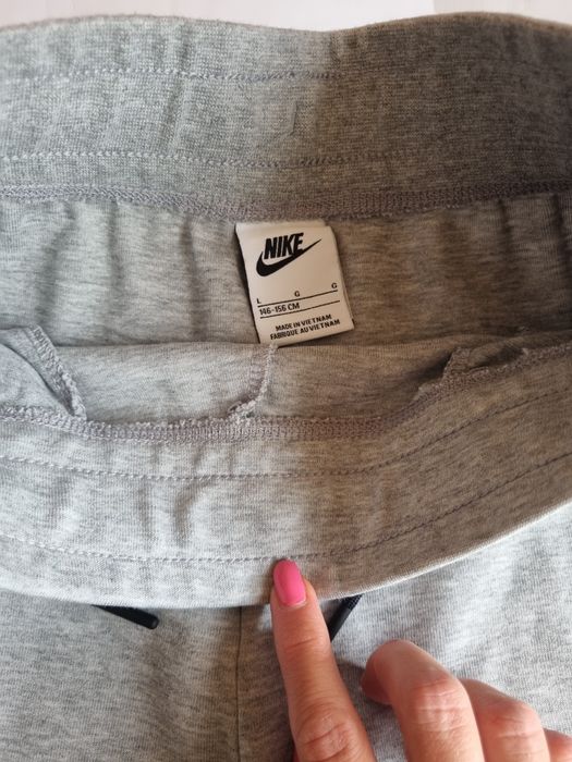 Сиво долнище Nike Tech Fleece, размер 146-156 см.