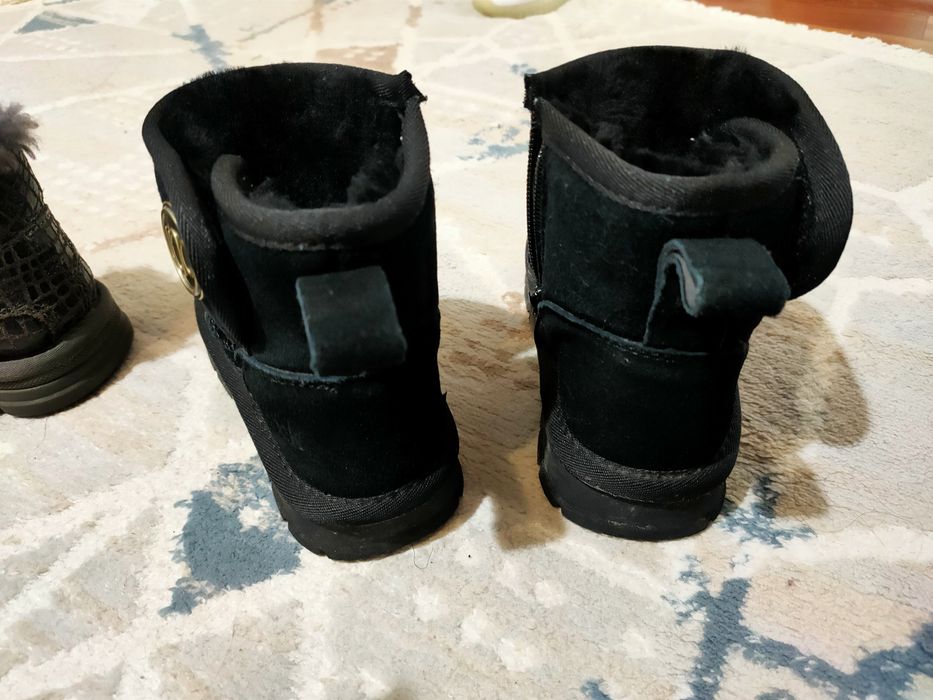 Продам угги в отличном состоянии  2пары