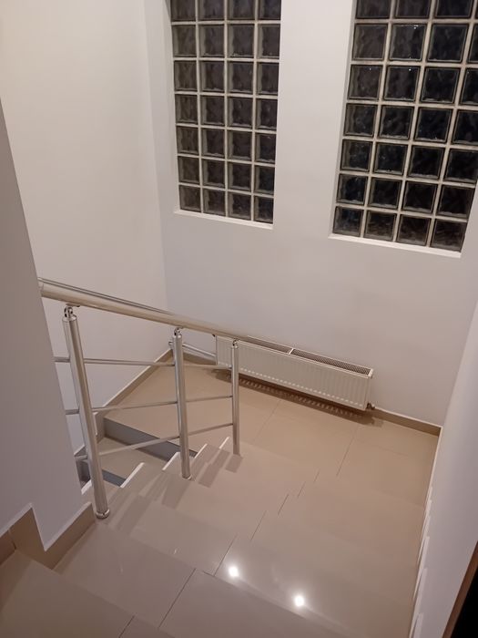 Închiriez apartament cu 3 camere