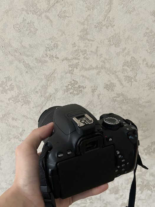 Canon 650d + 18-55mm. 2 батарейки