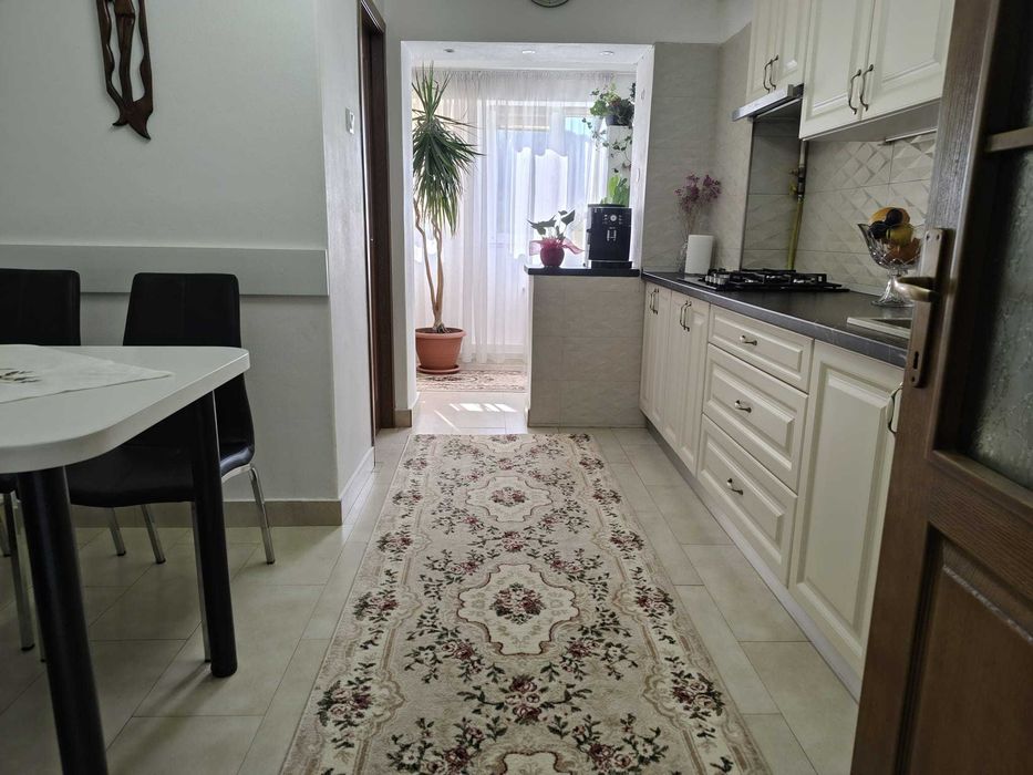 DE VÂNZARE / ELADÓ – Apartament 3 camere / 3 szobás lakás complet utilat și mobilat / Teljesen bútorozott és gépesített