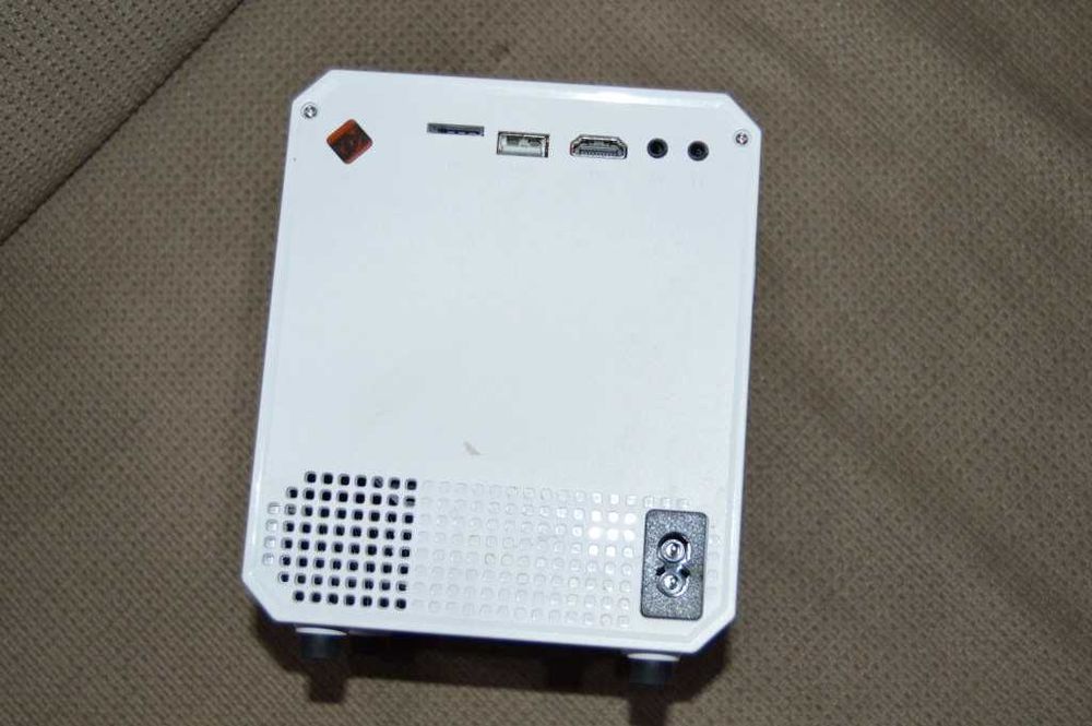 Mini videoproiector LED iiFUN cu BT si wifi