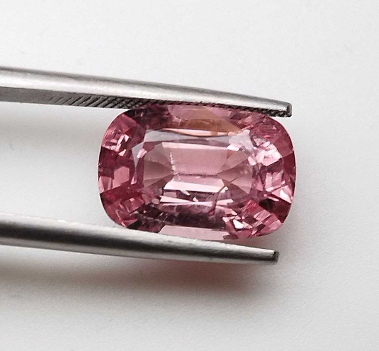 Стилен шпинел в изискан Падпараджа цвят 3.68кт.! Нов!