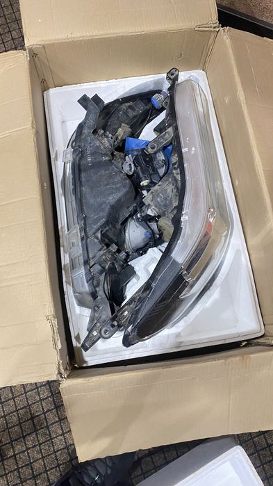 Продам комплект оригинальных фар hilux 8