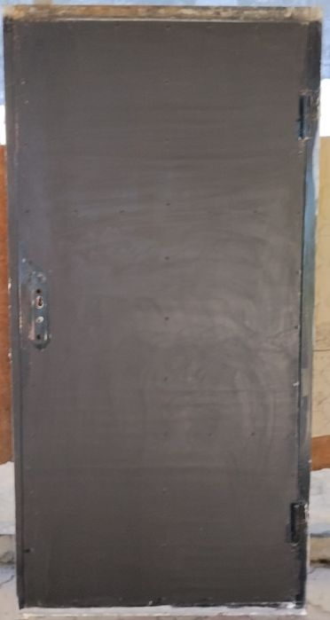 Железная дверь в хорошем состоянии