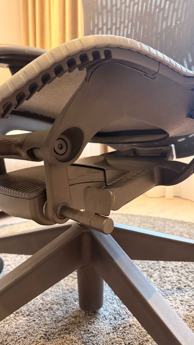 Herman Miller Mirra 2 - Офис Стол - Като Нов!