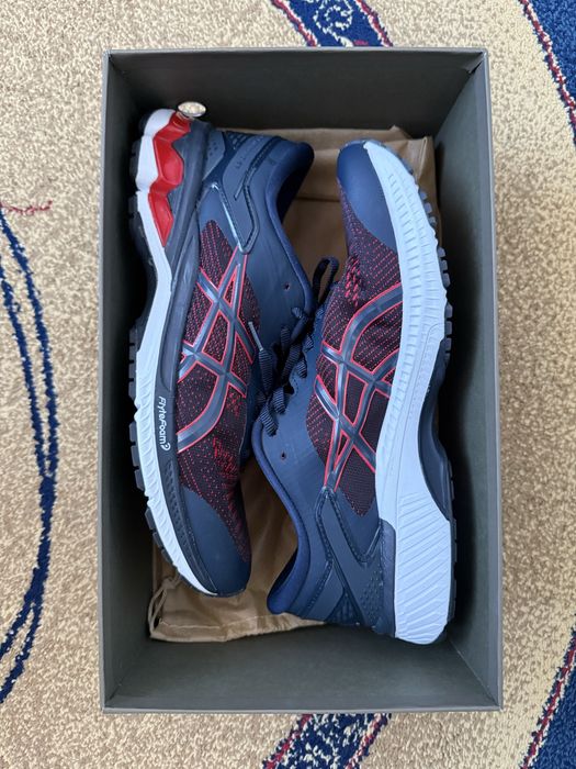 Asics кроссовка.