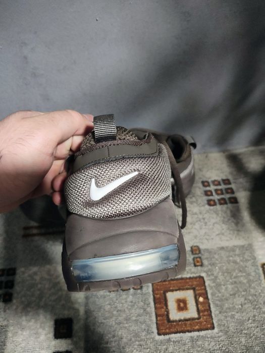 sneakerșii Nike Air More Uptempo Low în nuanța Baroque Brown.