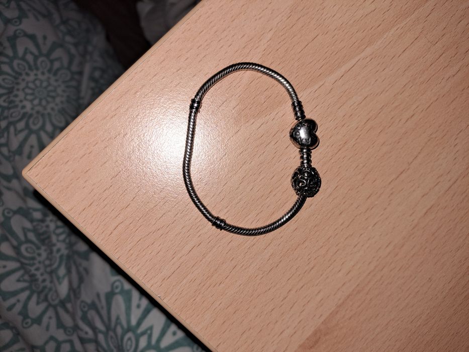 Пандора сребърна гривна със талисман