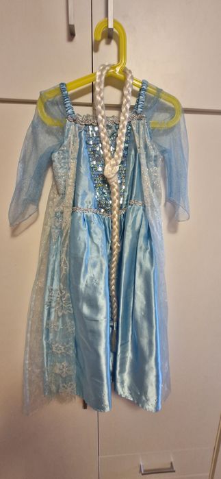 Костюм на Елза с пантофки и плитка