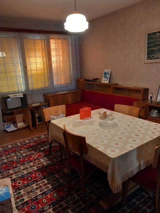 Продавам 4-стаен апартамент в град Добрич в центъра