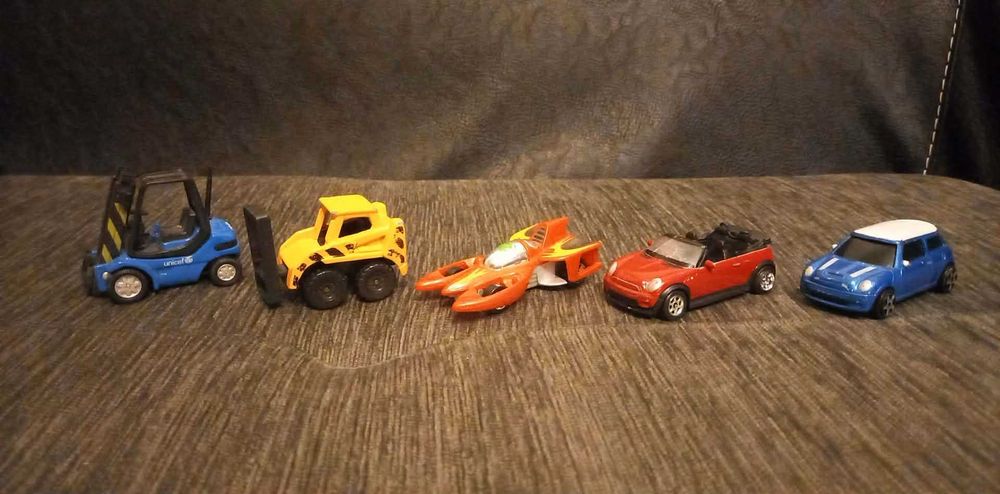 Продавам колички.