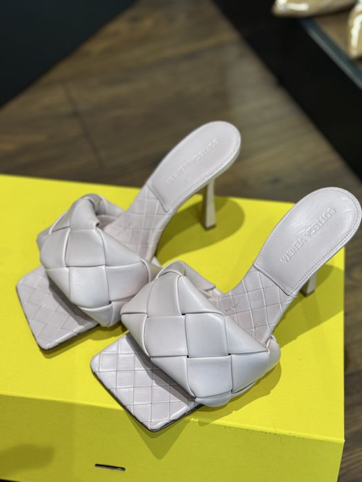 Обувки Chanel ; Gucci ; Alaia ; Casadei ; Dsquared