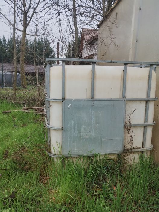 Bazin / Rezervor IBC 1000L cu grilaj metalic și accesorii robinet