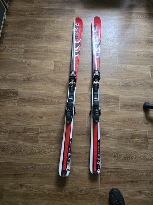 Vând  clapari +schiuri