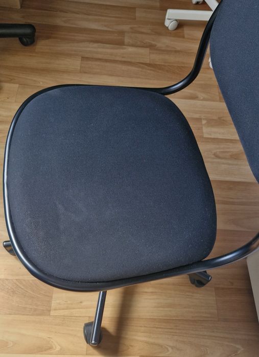 Scaun de birou rotativ negru