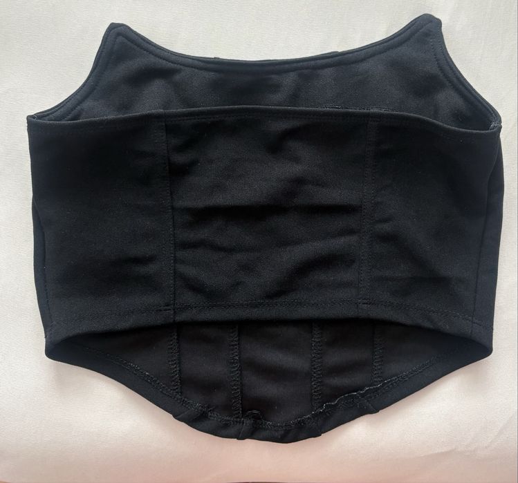 Черен топ със сребрист кант