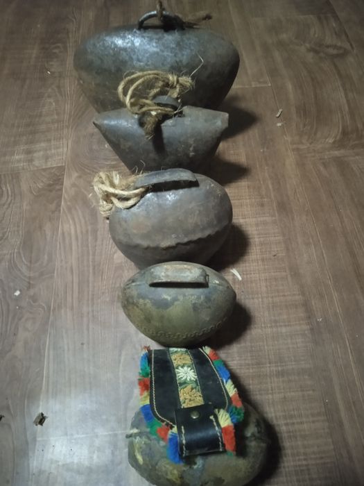 Vând clopotele de pus pe animale