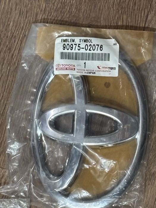 Эмблема крышки багажника RX330